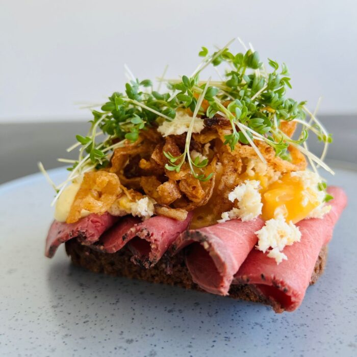 Smørrebrød med Roastbeef, pickles, peberrod, friterede løg og sennepscreme