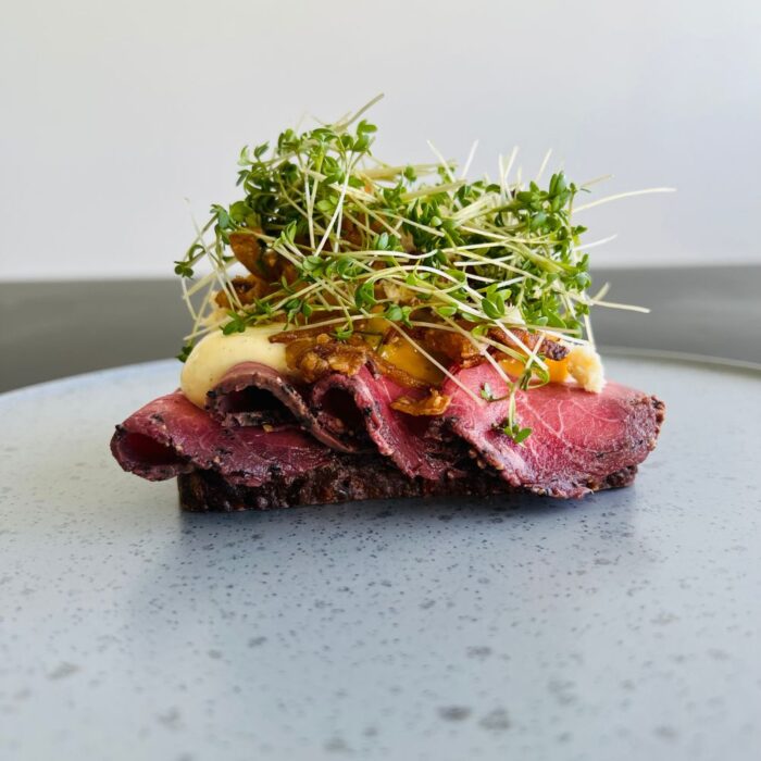 Roastbeef, peberrod, pickles, løg og krydderurter - Image 2